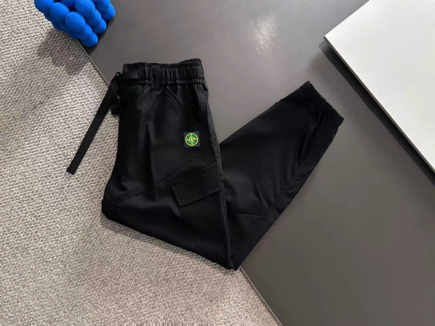 Next day delivery P360 Stone lsland 2025 spring and summer new casual solid-color legged trousers with elastic band. The hem of the trousers is hemmed with two needles. The stitching is fine and firm. The fabric is customized by the counter and has high breathability and comfort. The details are impeccable. The design concept of brand elements reflects high quality. It feels delicate and soft! It presents a casual cut and the upper body shape is great! Size: M-3XXL